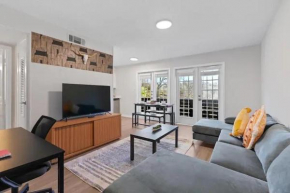 Stunning Area, King Suite, Balcony, Free Parking, 2 mins to UT